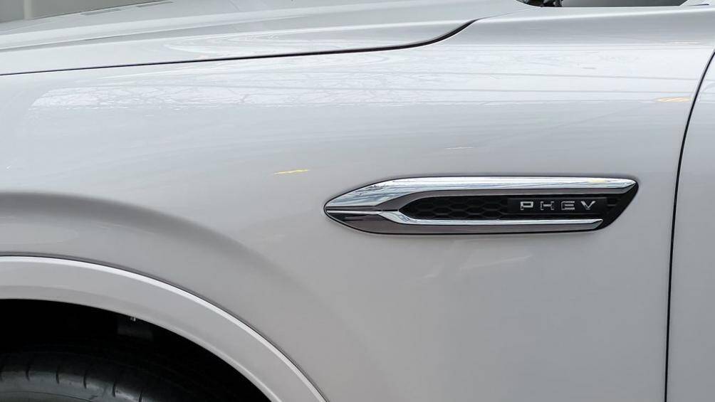 Về trang bị an toàn, Mazda CX-60 được cung cấp một loạt tính năng tiên tiến như hệ thống See-Through View mới, cung cấp tầm nhìn 360 độ cho người lái