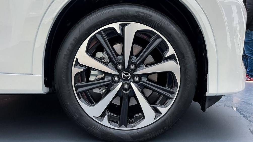 Vòm bánh xe được làm rộng. Mâm xe thiết kế hoàn toàn mới với 2 tuỳ chọn kích thước 18 inch và 20 inch