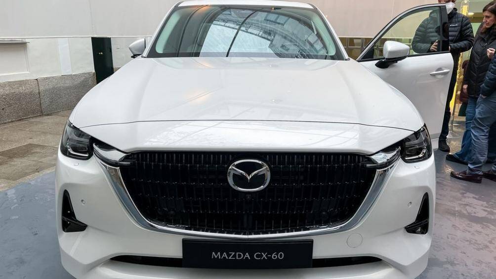 Đầu xe trang nhã nhưng không kém phần hầm hố với tâm điểm xoay quanh cụm đèn pha mới đi kèm đèn ban ngày hình chữ L