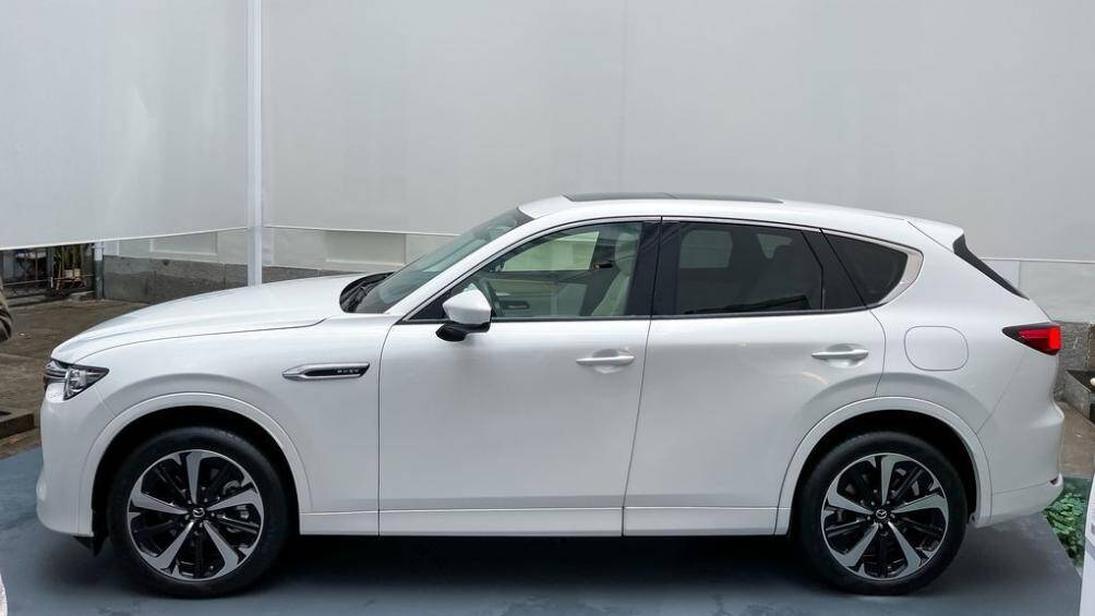 Nhìn ngang hông xe, Mazda CX-60 có phần đầu và đuôi được làm thẳng đứng, trong khi phần mái vuốt nhẹ ở phía sau