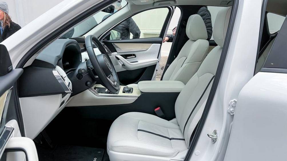 Động cơ điện được cung cấp bởi cụm pin 17,8kWh có thể được sạc đầy trong 4 giờ với bộ sạc AC 220-240V