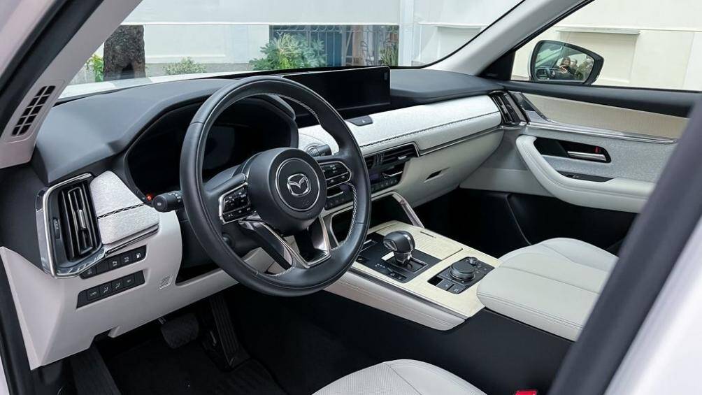Trong cabin, nội thất của Mazda CX-60 trông khá cao cấp và sang trọng với các vật liệu trang trí bằng vải, gỗ và da Nappa