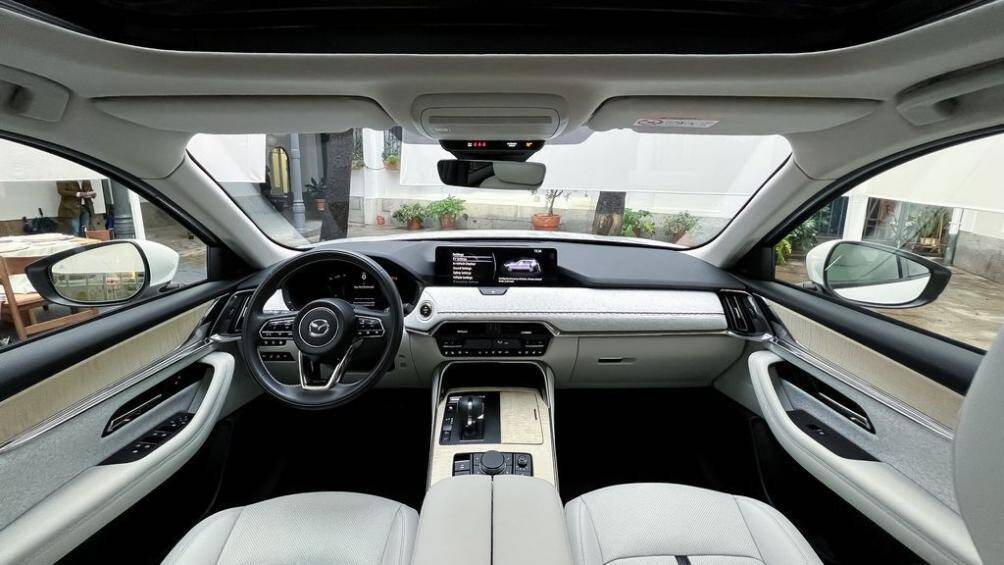 Bảng táp lô thiết kế phẳng, nằm ngang tạo cảm giác rộng rãi cho cabin. Vô lăng 3 chấu bọc da, tích hợp nhiều phím chức năng