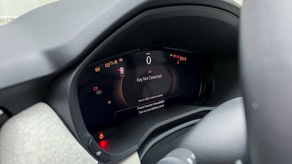 Phía sau vô lăng là bảng đồng hồ kỹ thuật số TFT-LCD hiển thị các thông số của xe trong quá trình di chuyển