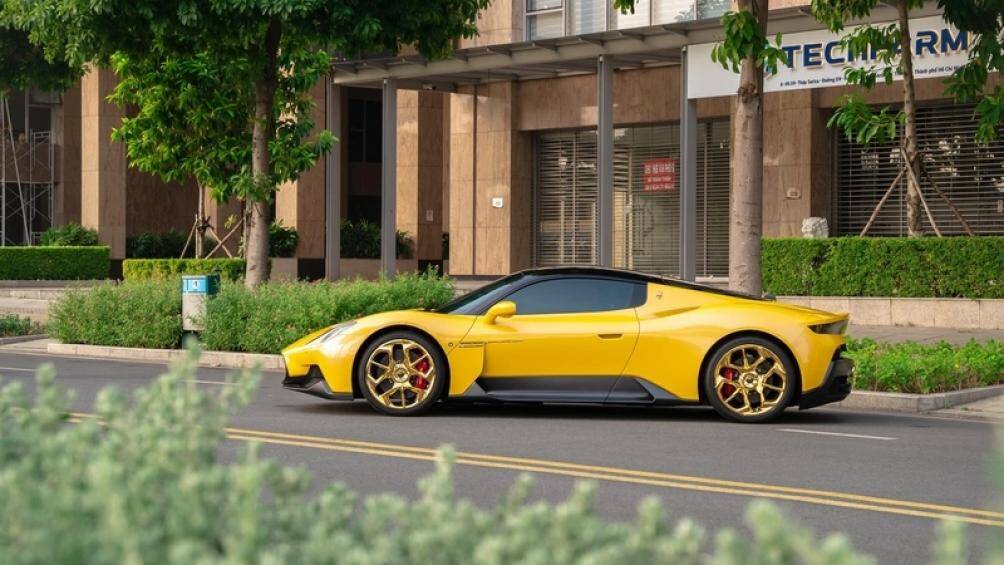 Việt Nam hiện chỉ có 2 chiếc Maserati MC20. Cả hai đều là xe nhập tư với mức giá đồn đoán khoảng 15 - 20 tỷ đồng