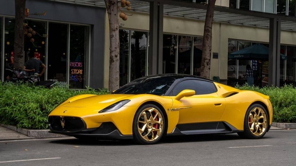 Đây là chiếc Maserati MC20 đầu tiên tại Việt Nam và cũng là chiếc đầu tiên trên thế giới được mạ vàng thật khắp thân xe