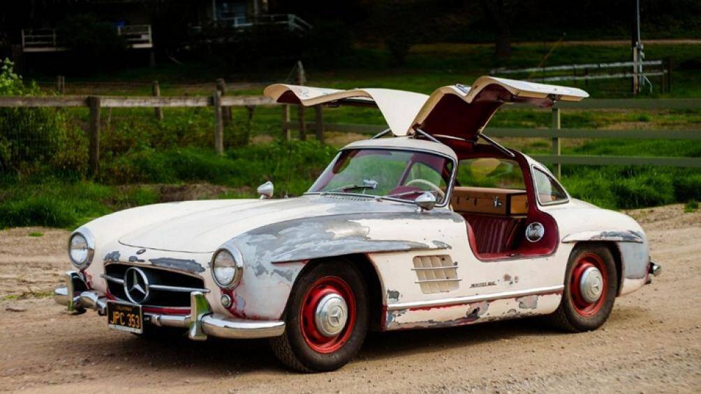 Đến năm 2018, chiếc xe này được “phục sinh” bởi chủ nhân thứ ba và bắt đầu lột bỏ lớp sơn đỏ, thêm vào đó là màu trắng được phủ bên ngoài