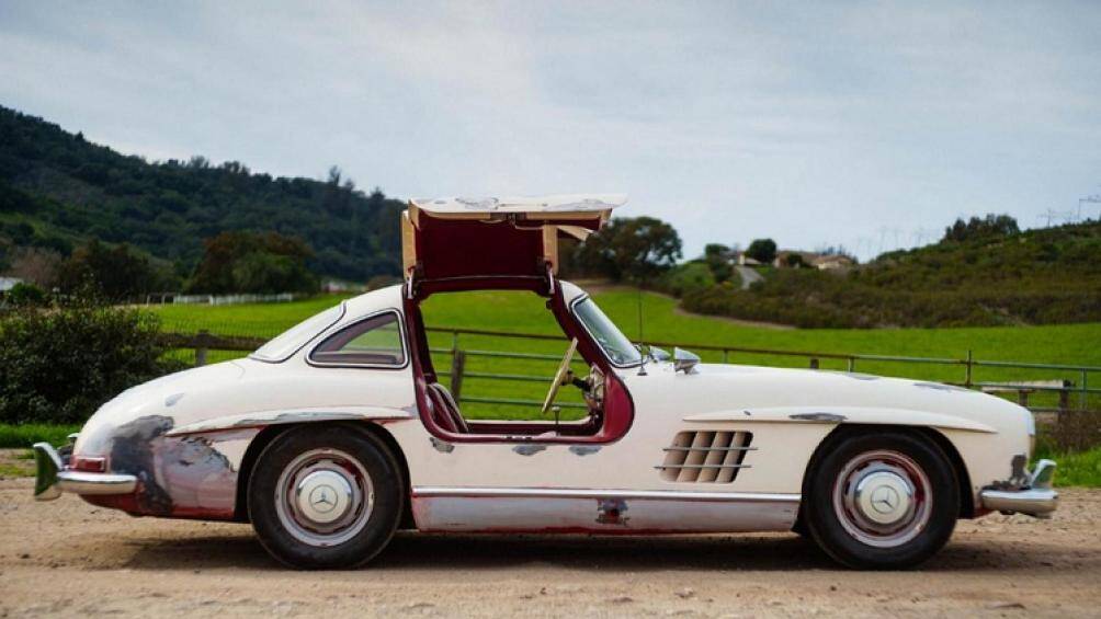 Ngoại thất xe dù không còn ở trong tình trạng hoàn hảo với nhiều chỗ bong sơn và xước sát, nhưng vẫn có kết cấu chắc chắn