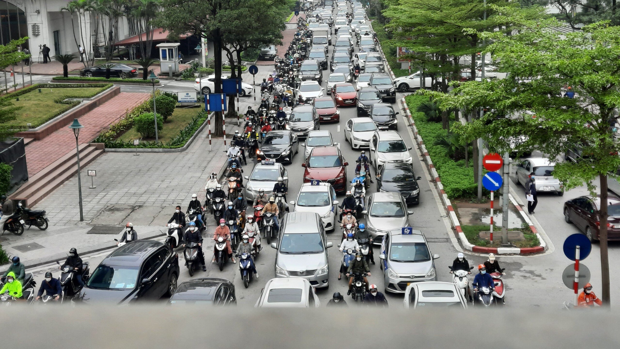 Gần một tuần nay, số ca nhiễm Covid-19 tại Hà Nội có xu hướng giảm mạnh, cuộc sống bình thường của người dân dần trở lại, đây cũng là lúc một số tuyến phố tại Thủ đô trở lại hình ảnh ùn tắc như thường lệ.
