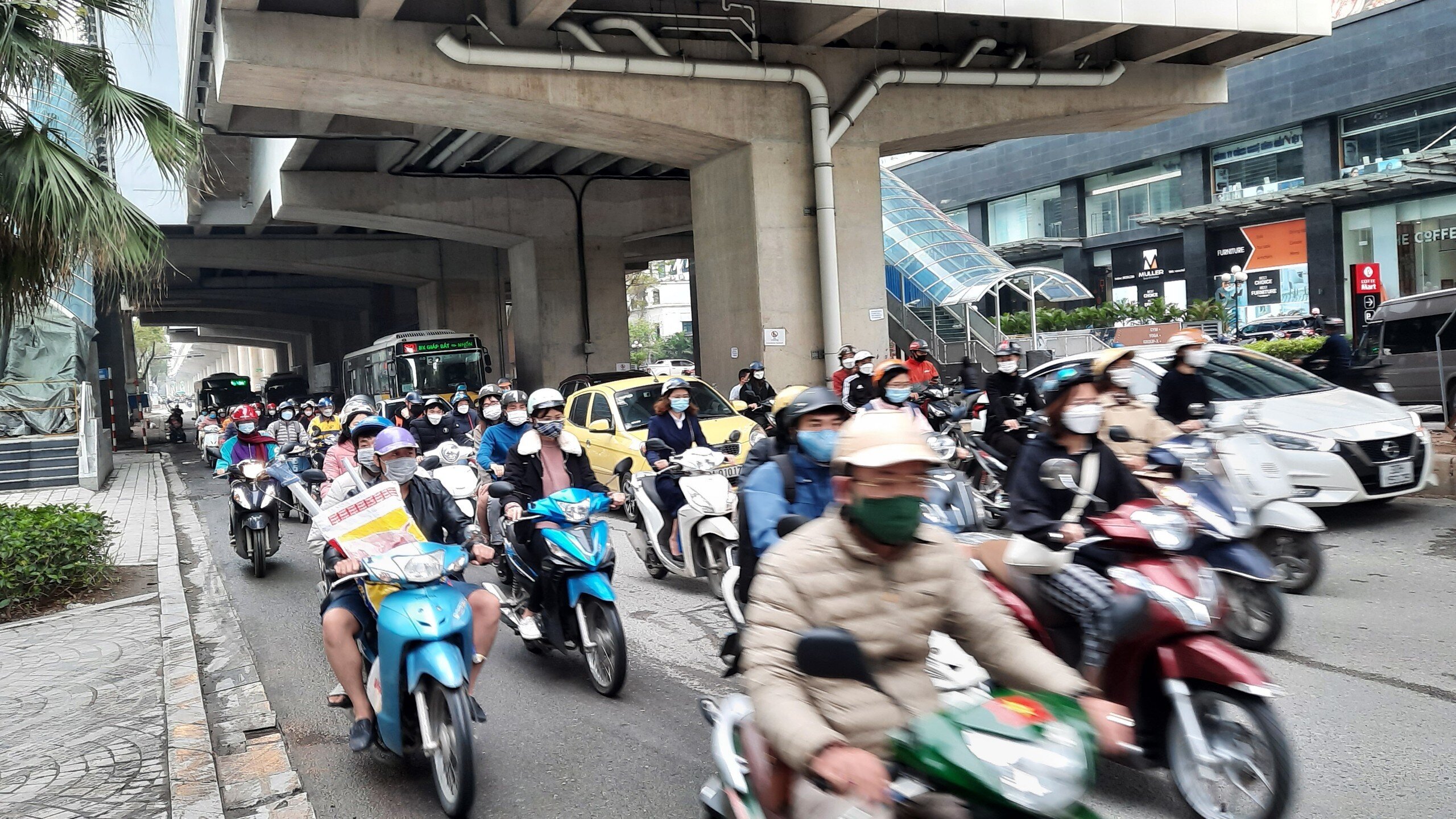 Phố Cầu Giấy cũng xuất hiện tình trạng đông đúc hơn so với tuần trước (thời điểm số ca nhiễm Covid-19 cao).