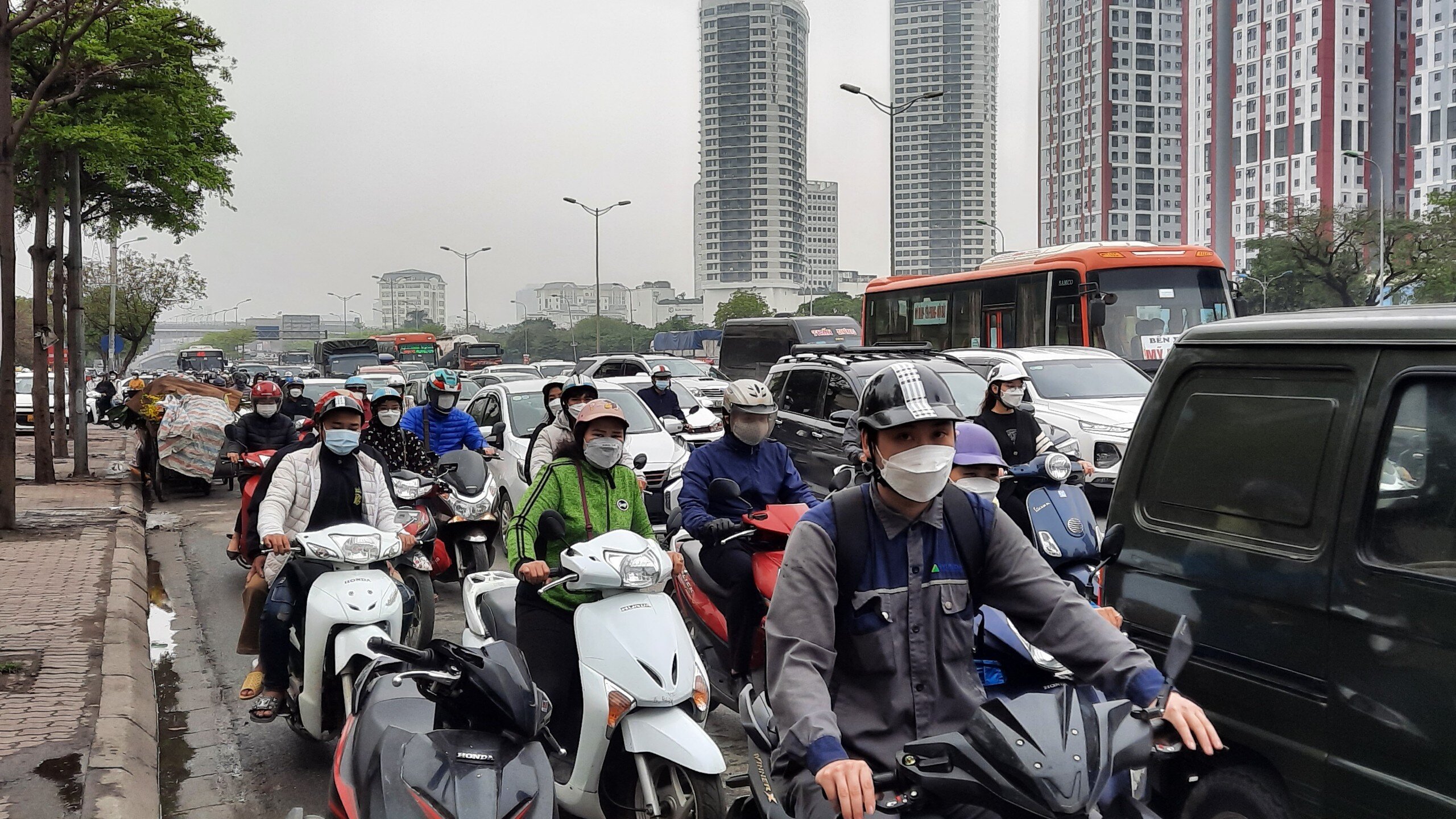 "Có lẽ số ca nhiễm Covid-19 ở Hà Nội giảm mạnh nên cuộc sống đang dần trở lại bình thường. Vì thế mà đường cũng đông hơn so với tuần trước. Mọi người trong cơ quan tôi nói vui với nhau là "Cô Vy" dần đi qua thì "đặc sản" tắc đường Hà Nội lại về", chị Thảo nói.