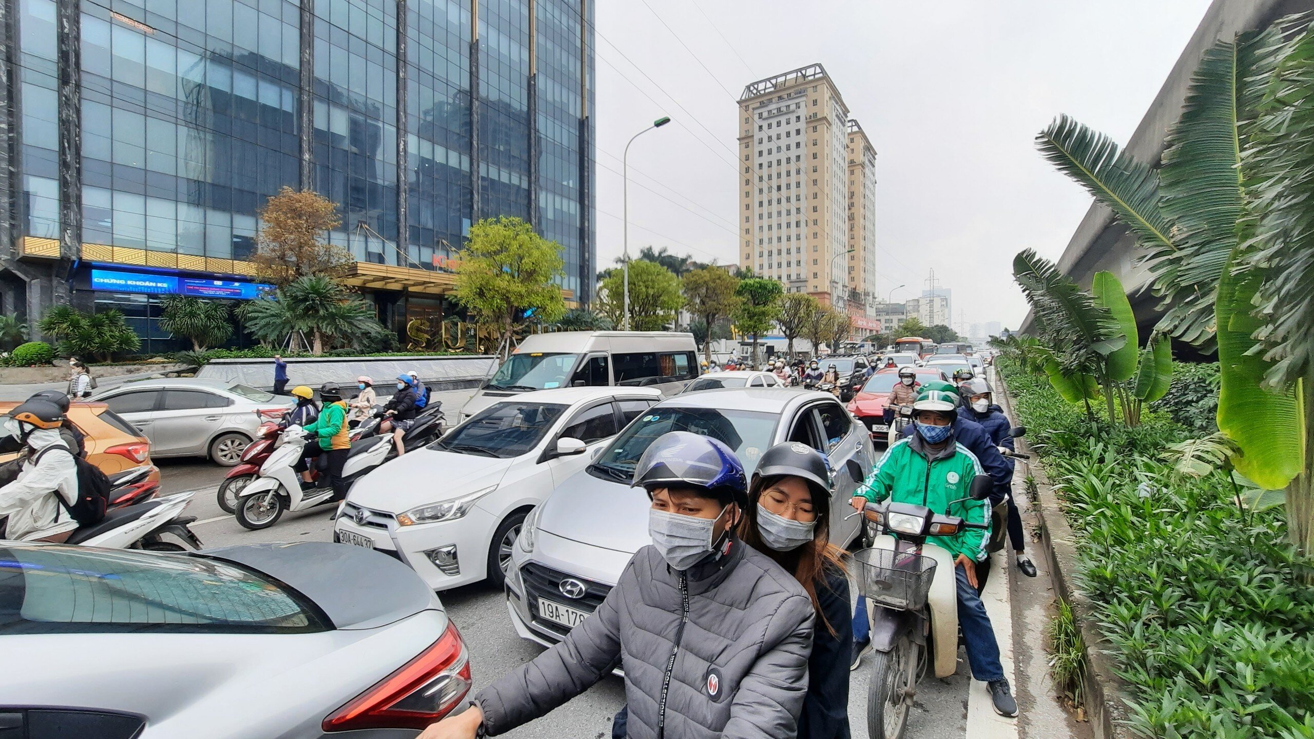 Đường Phạm Hùng hướng từ nút giao Mai Dịch về bến xe Mỹ Đình cũng xuất hiện tình trạng người, xe chật cứng như nêm.