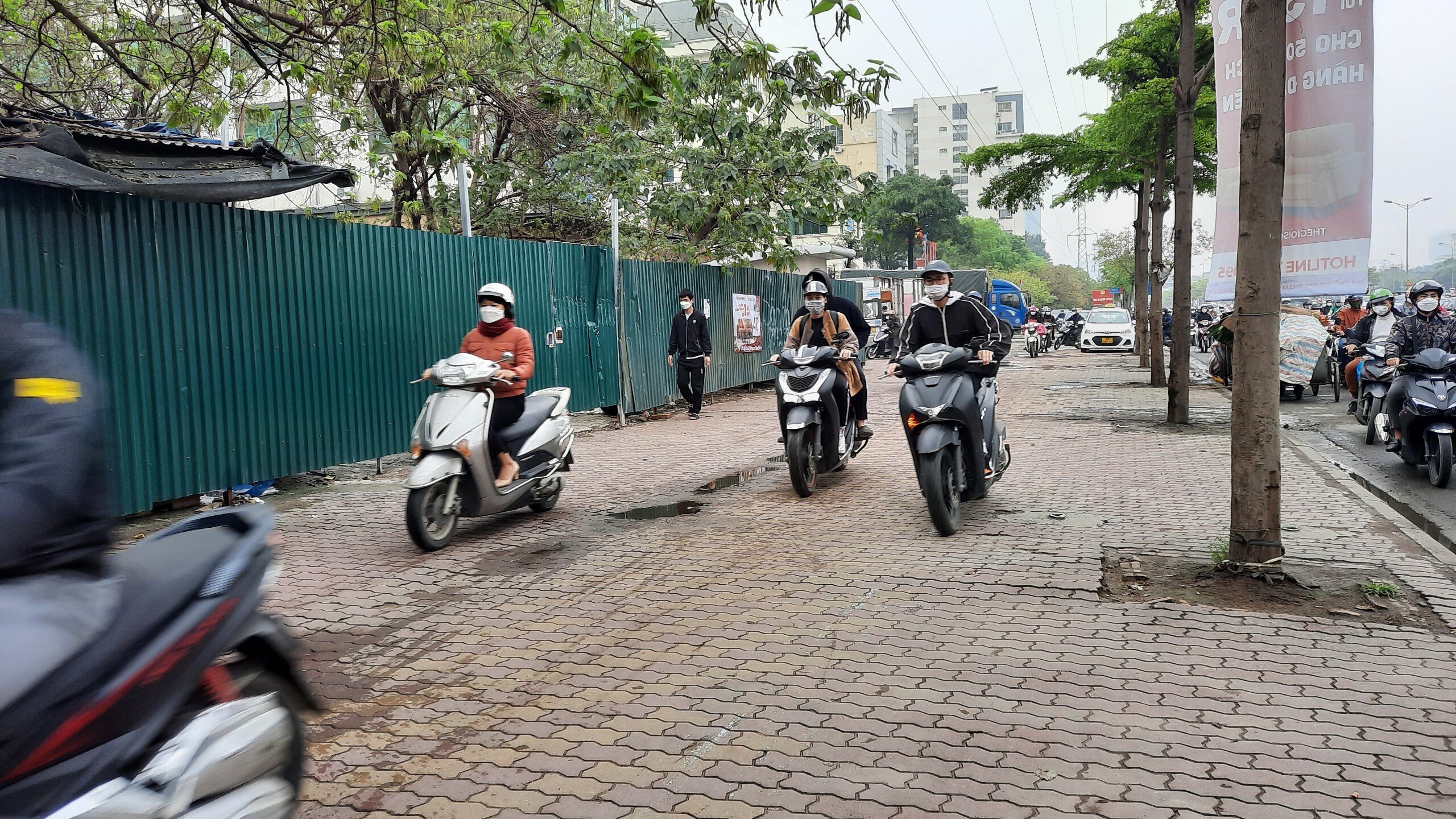 Nhiều người điều khiển xe máy không đủ kiên nhẫn đã leo lên vỉa hè để di chuyển tại đường Phạm Hùng.