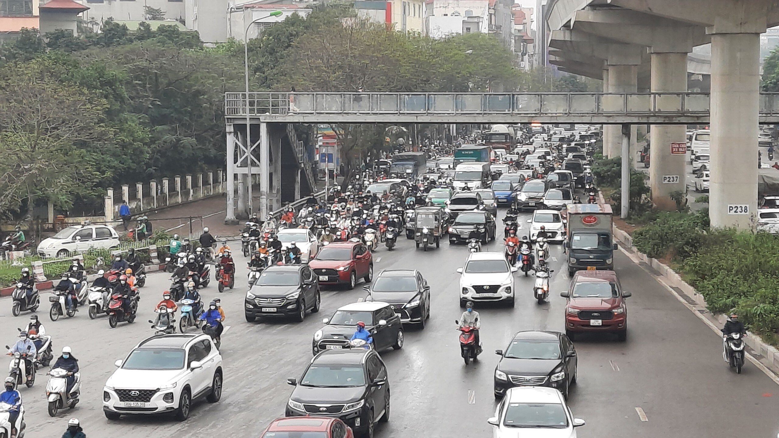 Chị Trần Phương Thảo (quận Cầu Giấy) cho biết, mấy tuần trước từ nhà đến cơ quan ở quận Ba Đình chỉ mất 15 phút, thì sang đến tuần này thời gian đi lại phải gấp đôi vào đầu giờ sáng và cuối buổi chiều.