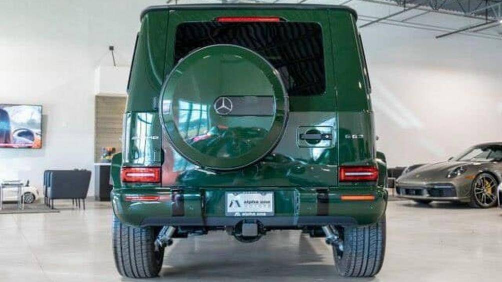 Đi kèm với màu sơn xanh, chiếc Mercedes-AMG G63 2022 này còn sở hữu một số chi tiết sơn đen, điển hình như bộ mâm đa chấu kép, ốp gầm...