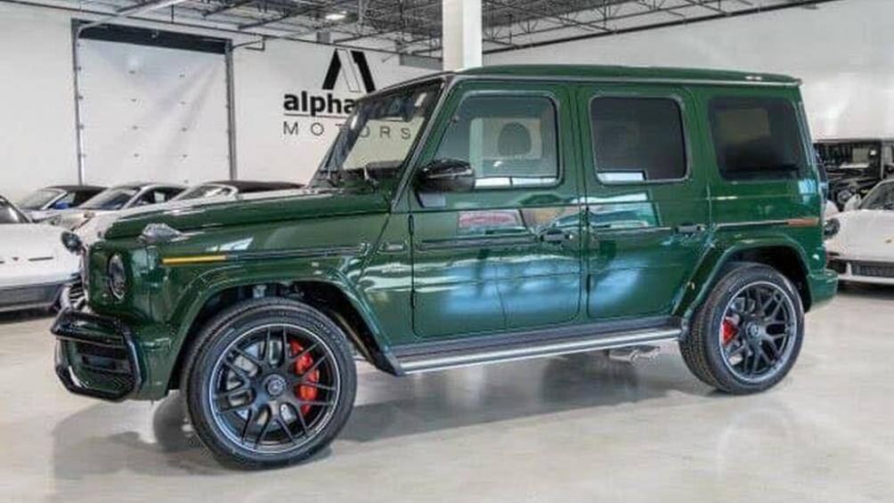 Mercedes-AMG G63 2022 có phần đầu xe được thiết kế vuông vắn, hầm hố, ở chính giữa vẫn là bộ lưới tản nhiệt tạo hình chữ nhật gọn gàng quen thuộc