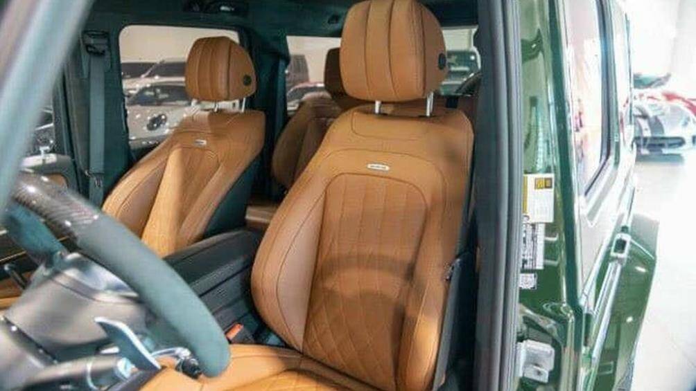 Ở bên trong cabin, Mercedes-AMG G63 2022 có nội thất màu nâu da bò sang trọng, khoang lái được xử lý bằng sợi carbon thay vì kim loại đánh bóng hay nhựa