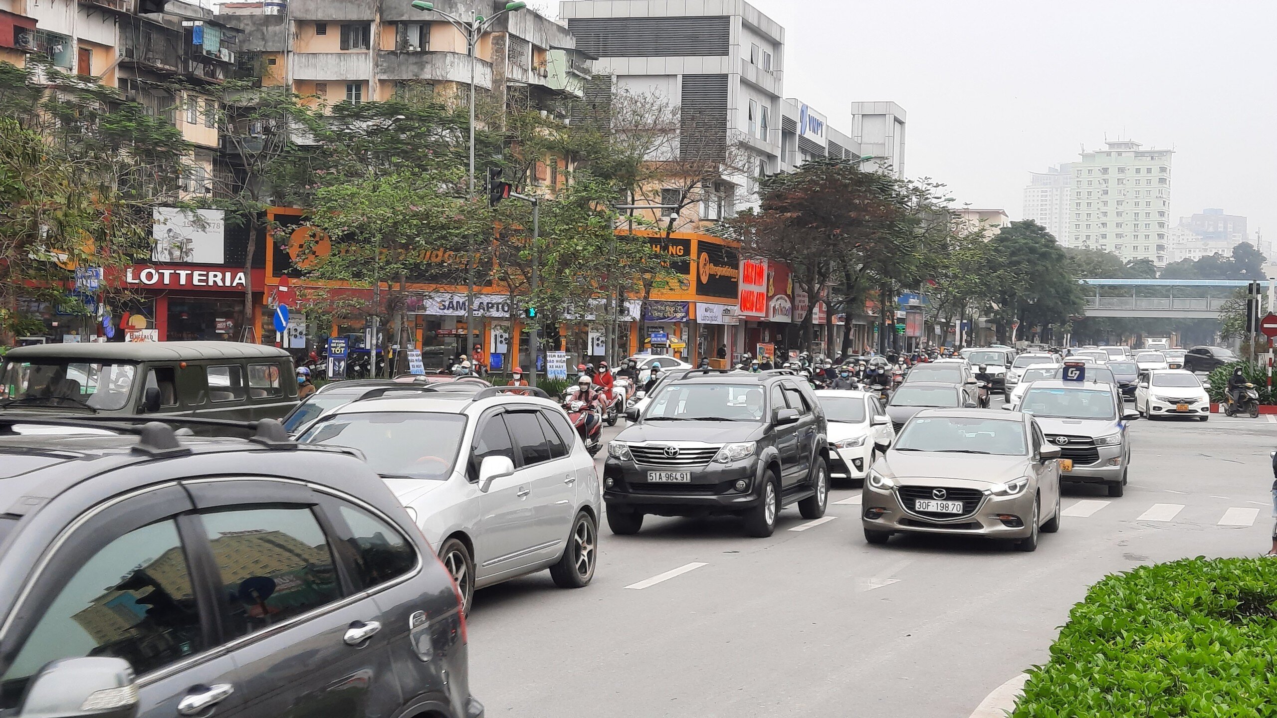 Những chiếc ô tô phải nhích từng cm để có thể di chuyển qua nút giao Nguyễn Chí Thanh - Huỳnh Thúc Kháng vào lúc 8h30 sáng nay.
