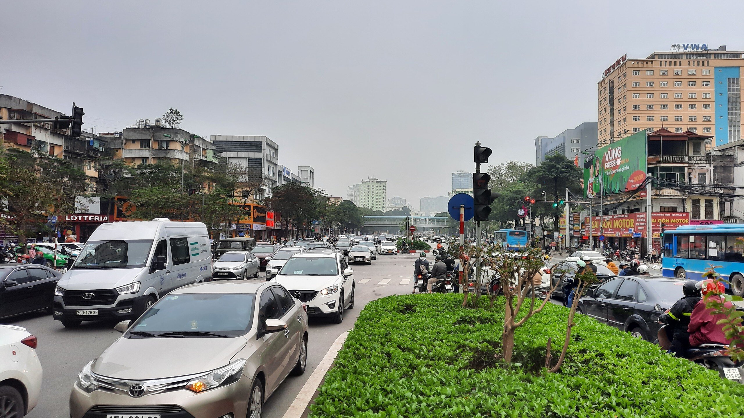 Nút giao Nguyễn Chí Thanh - Huỳnh Thúc Kháng cũng đông đúc hơn nhiều so với những ngày số ca nhiễm Covid-19 tăng cao.