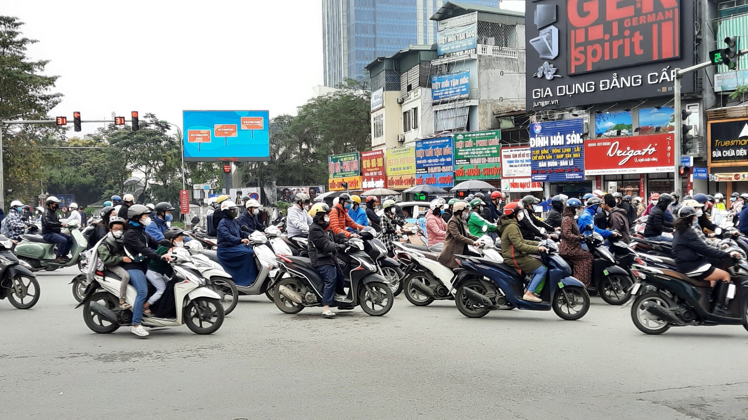 Nút giao Đê La Thành với Nguyễn Chí Thanh người và phương tiện cũng phải di chuyển chậm chạp.