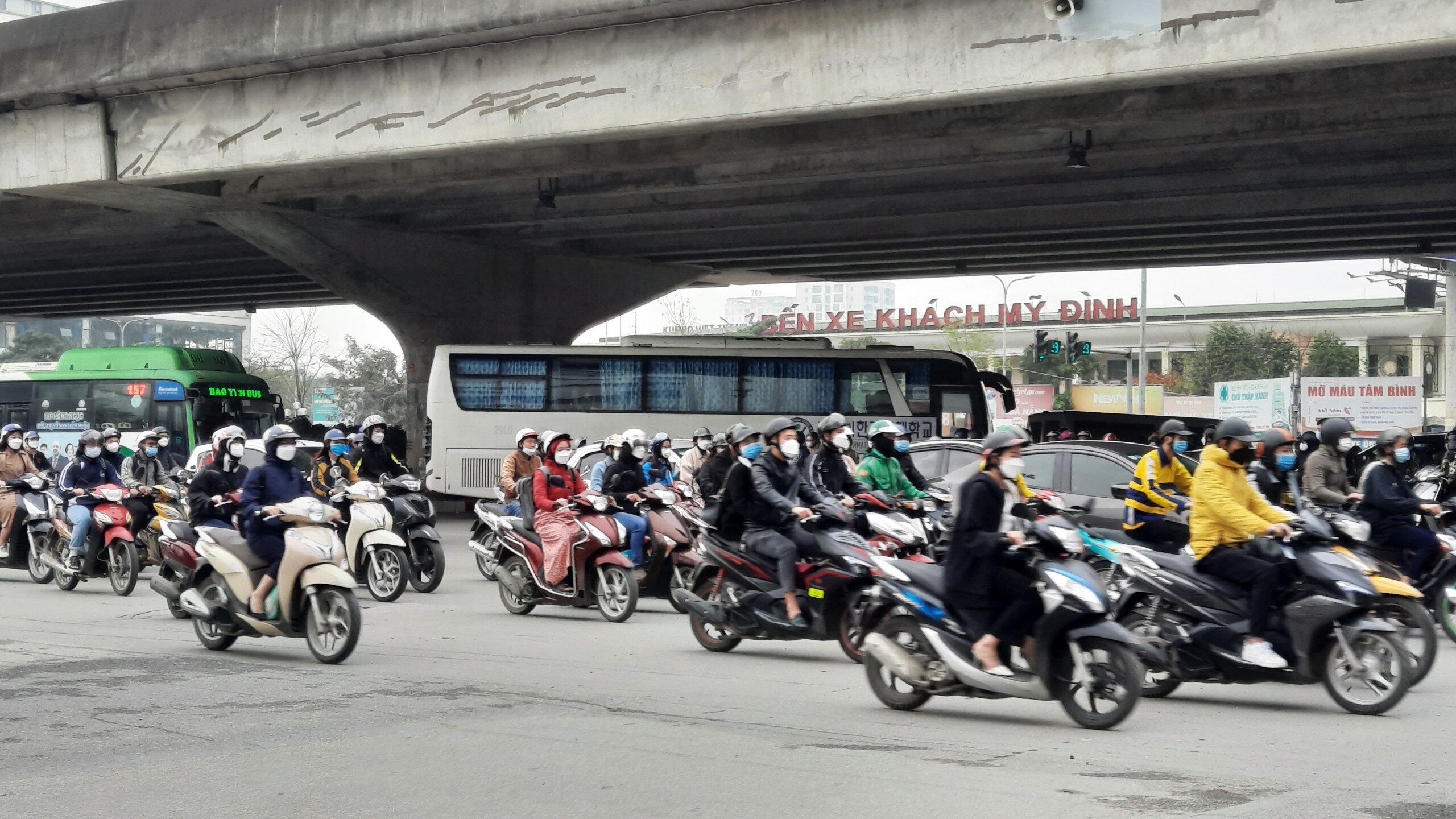 Nút giao Phạm Hùng - Nguyễn Hoàng (trước cửa bến xe khách Mỹ Đình) dòng người và phương tiễn cũng di chuyển khó khăn.
