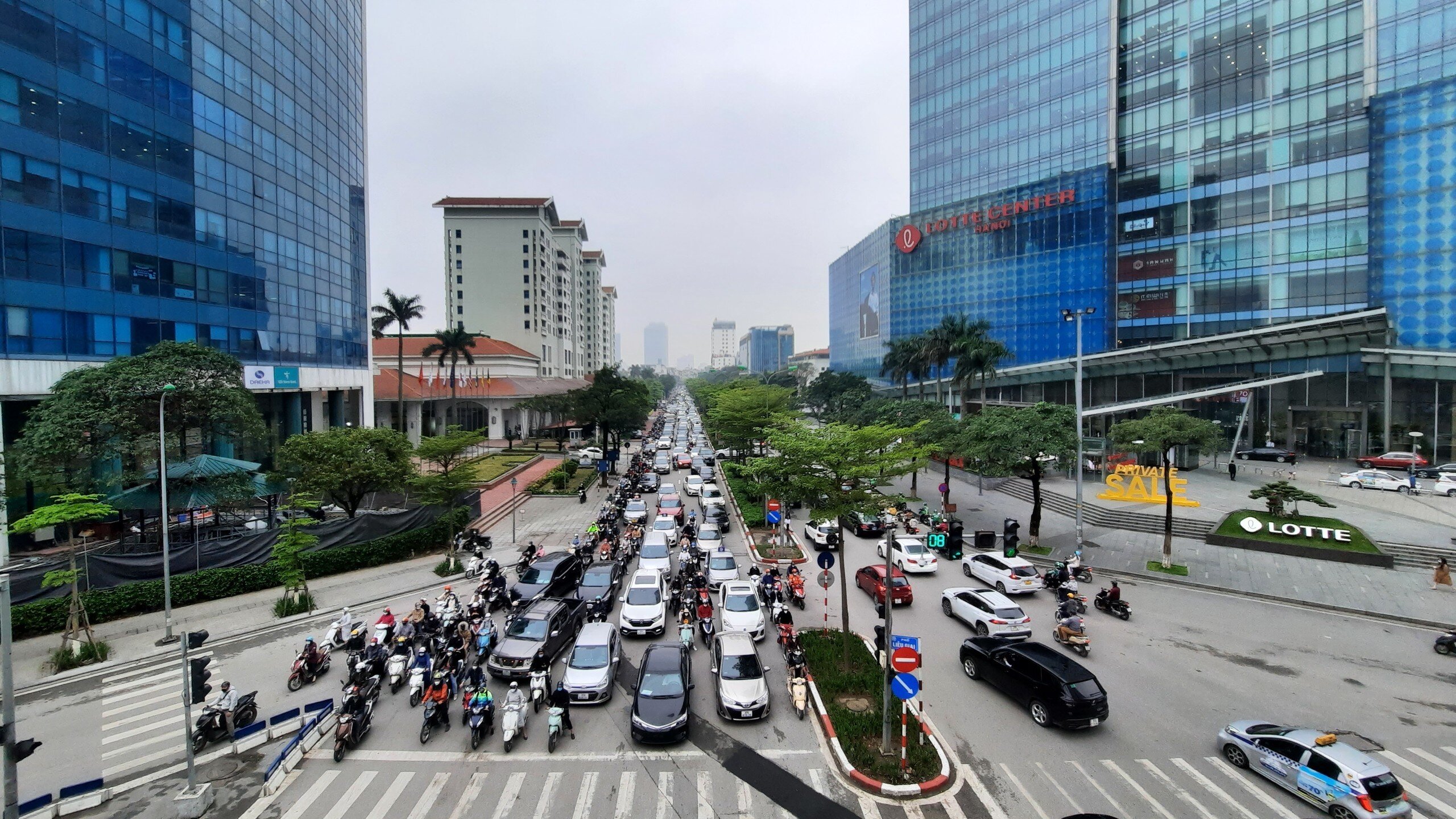 9h sáng nay, dù đã hết giờ cao điểm, nút giao Đào Tấn - Kim Mã vẫn có hàng dài ô tô, xe máy xếp hàng nối đuôi nhau chờ tín hiệu đèn giao thông.