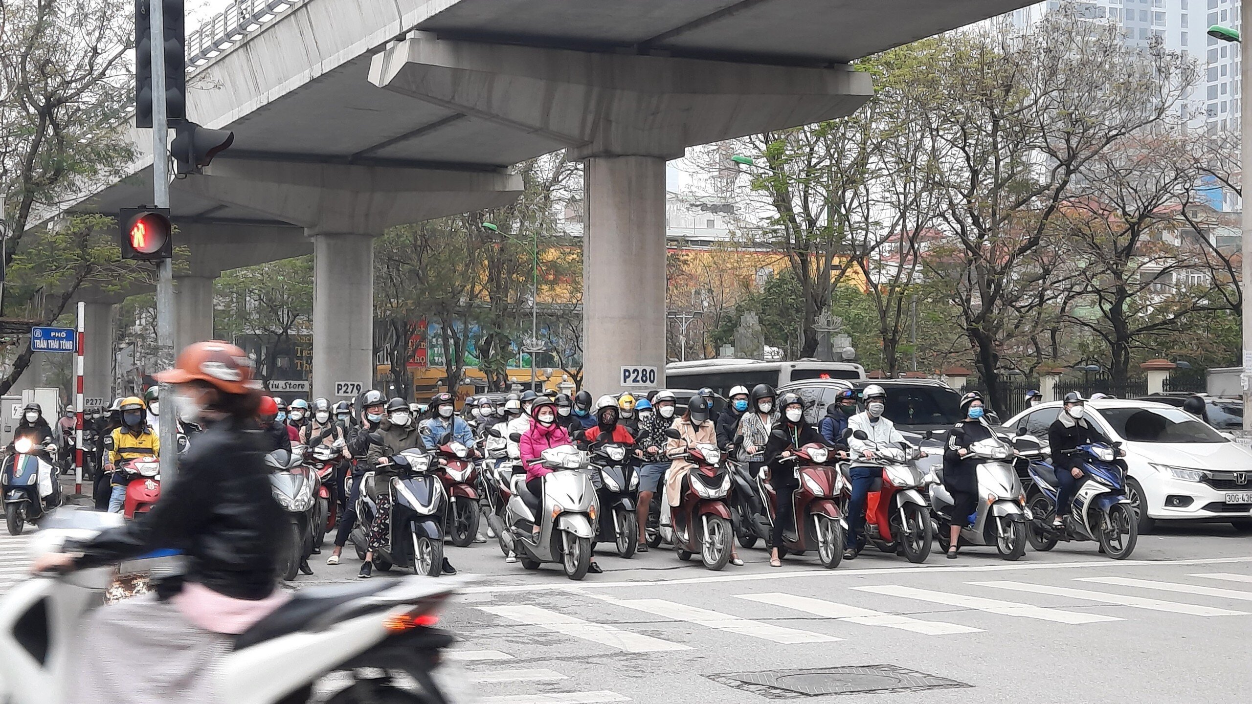 Anh Nam Văn Mai, người thường xuân di chuyển qua đường Xuân Thủy cho biết, từ đầu tuần này, vào giờ cao điểm đi qua đây thấy ùn tắc, không thông thoáng như tuần trước. Chắc có lẽ do học sinh đi học tại trường và người dân hết cách ly vì là F0, F1 nên ra đường đông hơn.