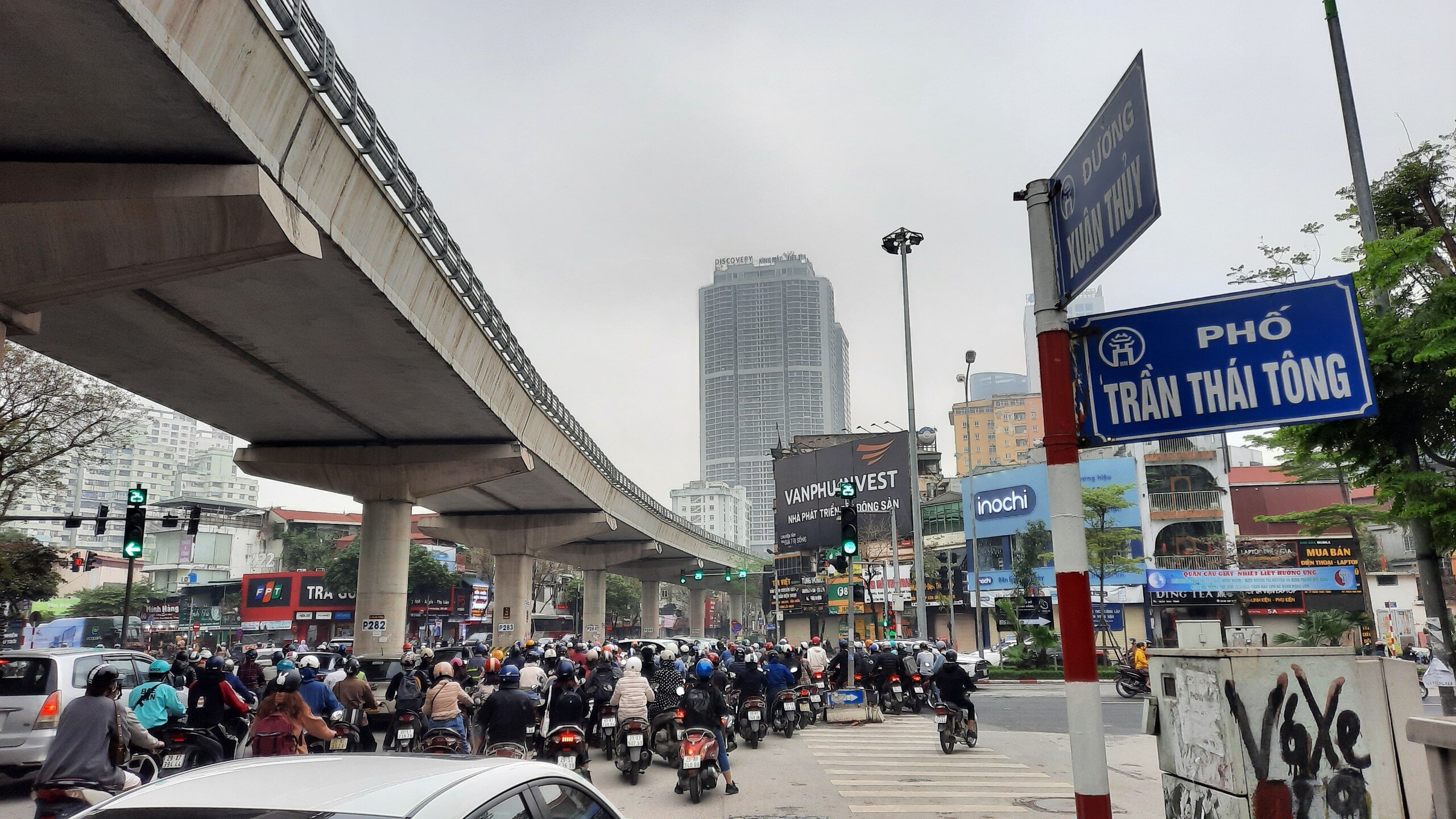 Nút giao Xuân Thủy và Trần Thái Tông, người điều khiển ô tô và xe máy phải mất nhiều nhịp đèn tín hiệu mới qua được trong sáng nay.