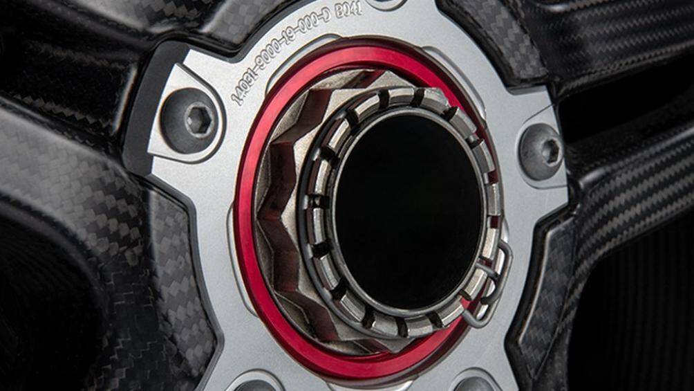 Ducati Panigale V4 SP2 2022 được trang bị động cơ Desmosedici Stradale V4, dung tích 1.103cc, sản sinh công suất tối đa 215 mã lực