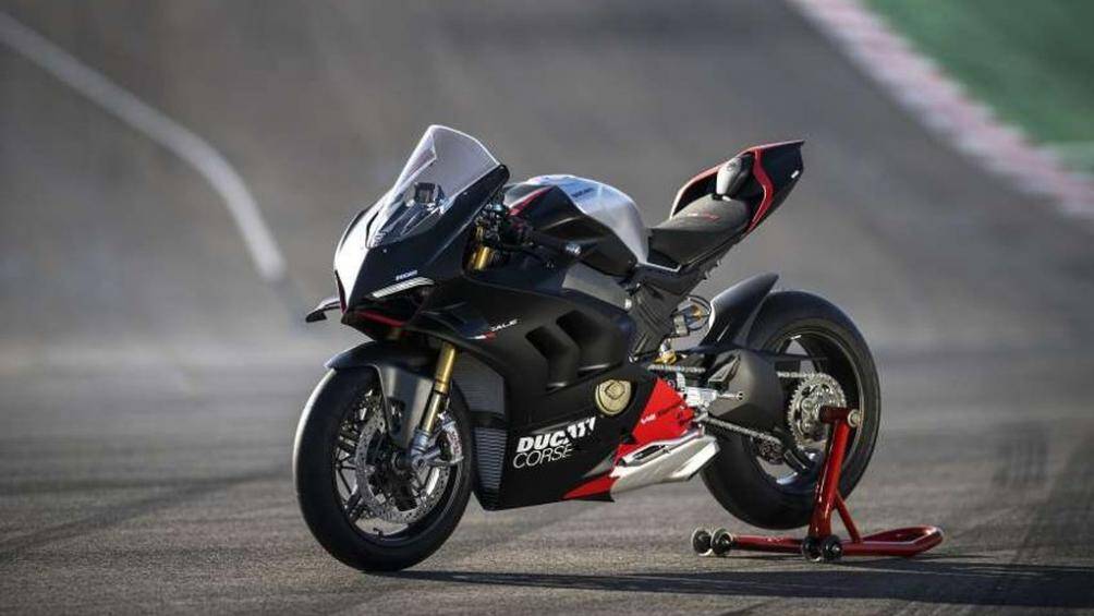 Ở thế hệ mới, Ducati Panigale V4 SP2 2022 được trang bị hệ thống phanh mạnh mẽ hơn, bộ để chân xe đua và đặc biệt là các bộ phận bằng sợi carbon