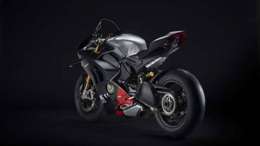 Chiếc sportbike sử dụng bộ mâm carbon 5 chấu nhẹ hơn 1,4kg so với mâm nhôm trên bản Panigale V4 S, được bao bởi lốp Pirelli Diablo Supercorsa