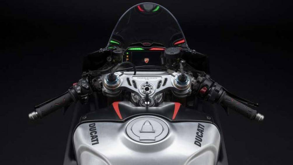 Một chi tiết nổi bật không thể không nhắc tới trên Ducati Panigale V4 SP2 2022 là hệ thống treo Ohlins được nâng cấp và cải tiến từ xe đua WorldSBK