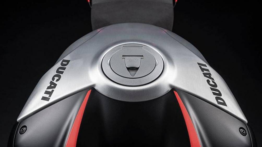 Tương phản với tông màu đen là bình xăng trắng ánh nhôm, các chi tiết sơn đỏ hay biểu tượng cờ Ý cách điệu chạy khắp thân xe