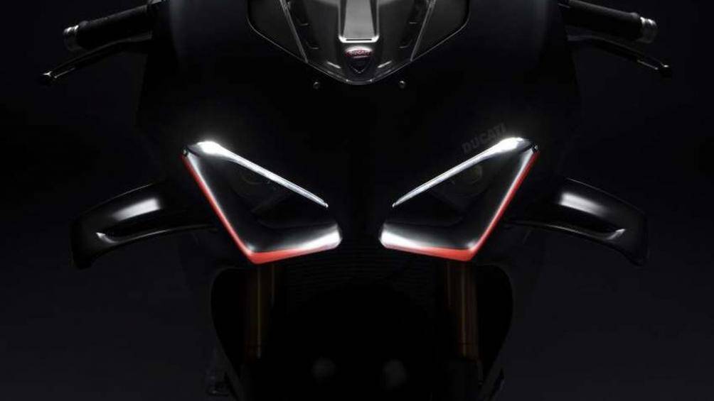 Thuộc dòng mô tô cao cấp nên Ducati Panigale V4 SP2 2022 được trang bị hàng loạt công nghệ an toàn như kiểm soát lực kéo DTC, sang số nhanh 2 chiều...