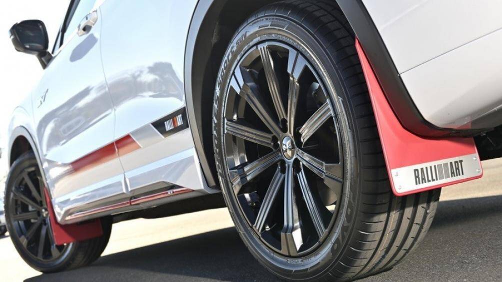 Hệ truyền động này bao gồm máy xăng 4 xi-lanh, dung tích 2.4L với công suất tối đa 128 mã lực và mô-men xoắn cực đại 201 Nm