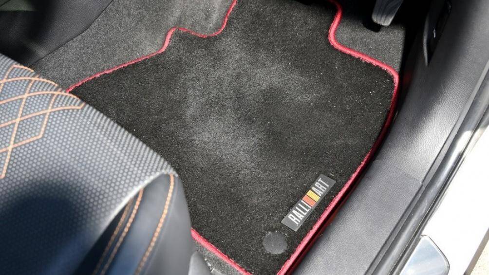 Bên trong, Mitsubishi Outlander Ralliart Style cũng có những điểm nhấn màu đỏ như nút bấm khởi động máy, viền thảm sàn và chỉ khâu trên ghế