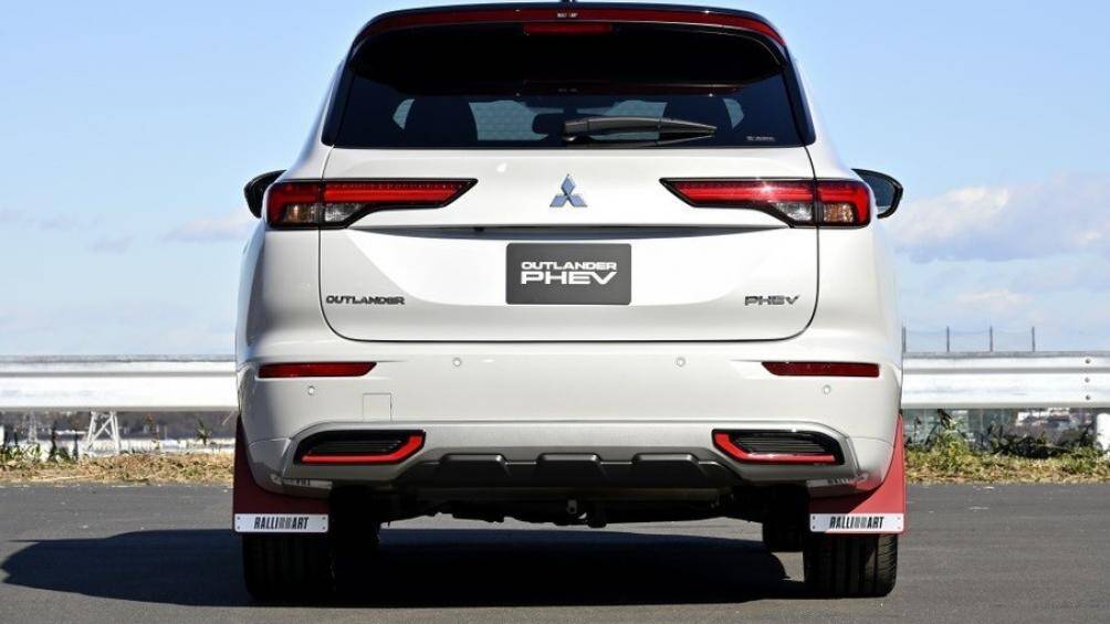 Động cơ kết hợp với mô-tơ điện trên cầu trước có công suất tối đa 114 mã lực và mô-tơ điện 134 mã lực, tổng là 224 mã lực