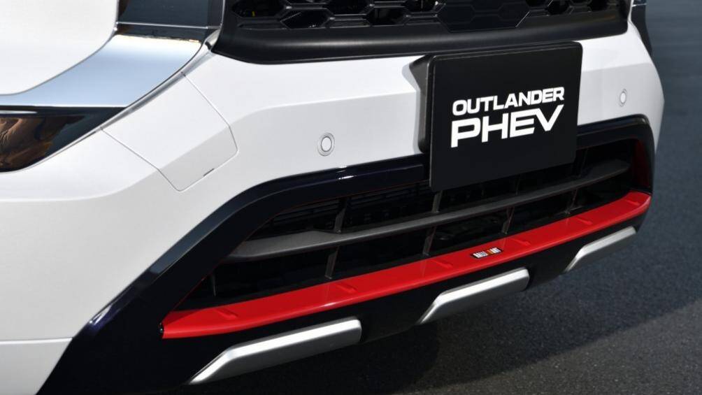 Viền bên dưới hốc gió trung tâm này còn được sơn màu đỏ nổi bật với logo "Ralliart"