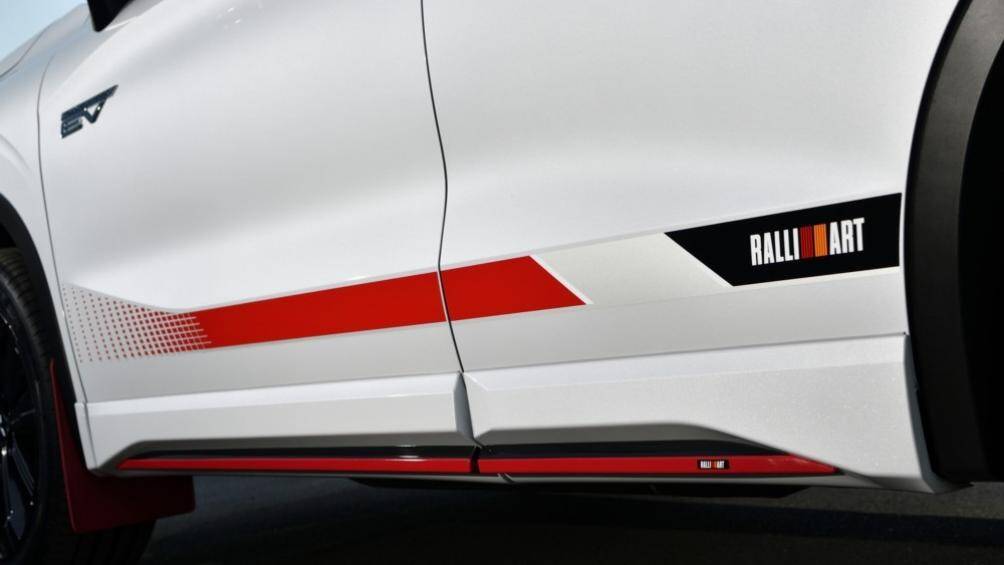 Để tăng hiệu ứng thị giác, hãng Mitsubishi đã trang bị một số chi tiết ngoại thất mới cho Outlander Ralliart Style