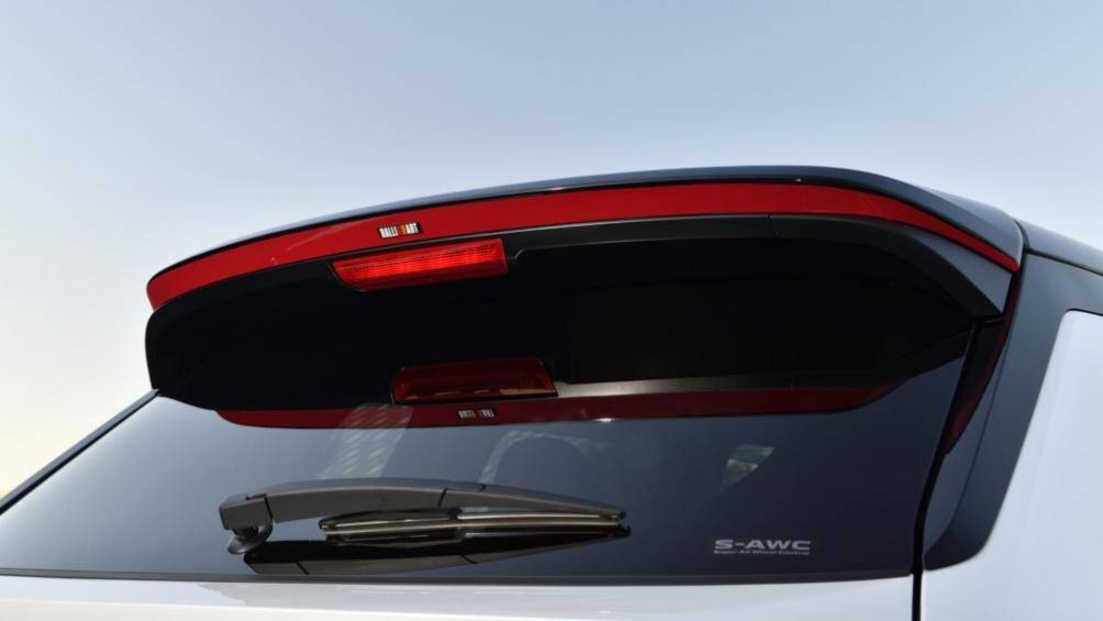 Vòng ra phía sau, chúng ta sẽ bắt gặp viền đầu ống xả giả và cánh gió mui màu đỏ mới