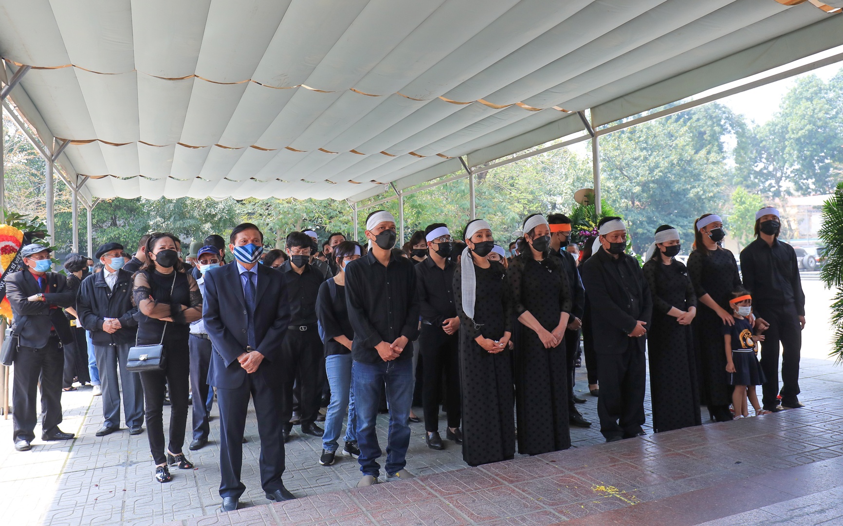 Tang lễ nhạc sĩ tại Nhà tang lễ Bộ Quốc phòng Việt Nam trưa 26/3, rất đông người thân và bạn bè, đồng nghiệp đã tới tiễn đưa ông về nơi an nghỉ cuối cùng.