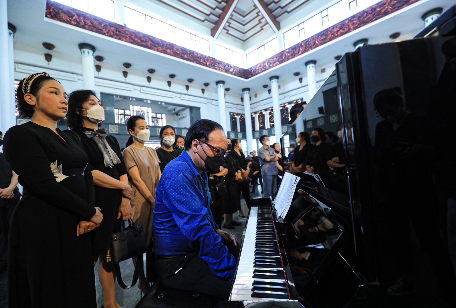 NSND Phạm Ngọc Khôi đàn những bản nhạc của nhạc sĩ Hồng Đăng tại tang lễ