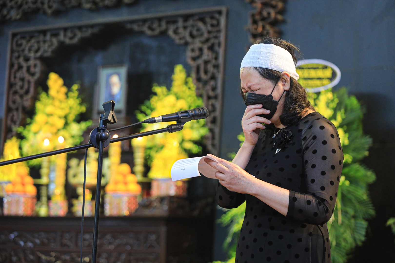 Bà Lê Anh Thúy – Phu nhân nhạc sĩ Hồng Đăng khóc nghẹn khi nói những lời vĩnh biệt người chồng mà bà yêu thương lần cuối. "Dẫu biết chia tay chỉ là chuyện sớm muộn, nhưng em và các con vẫn đau đớn, xót xa. Anh để lại sự bao dung, chân tình cho cuộc sống. Em và các con hạnh phúc khi làm vợ, làm con, làm cháu anh", bà Thúy nghẹn ngào