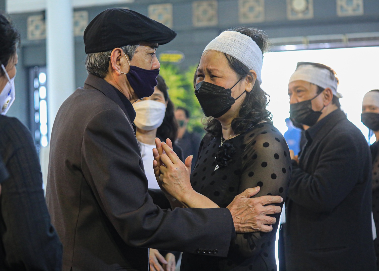 Đông đảo bạn bè, đồng nghiệp đã tới tiễn đưa cây đại thụ của làng nhạc Việt Nam