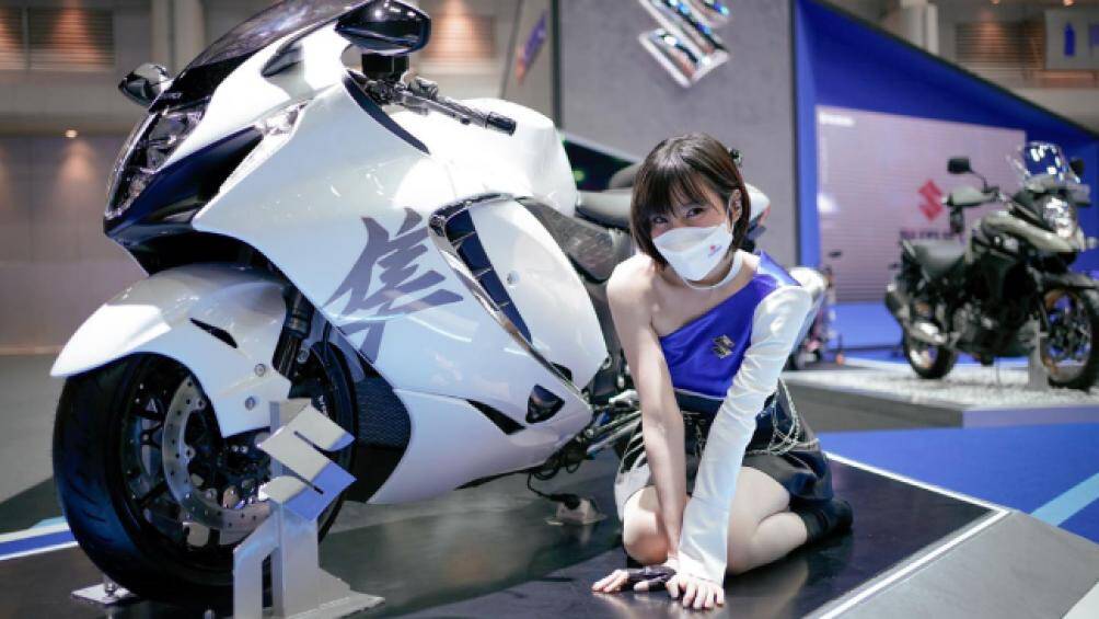 Người đẹp khoe vai trần bên siêu mô tô Suzuki Hayabusa có biệt danh "Chim Ưng"