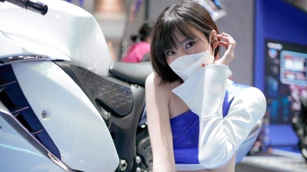 Khuôn mặt xinh đẹp khó có thể "che giấu" dù người mẫu đeo khẩu trang