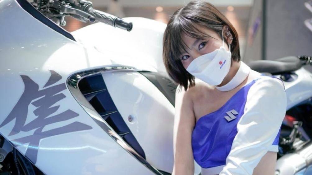 Bộ trang phục được kết hợp với khẩu trang toát lên nét duyên dáng của người đẹp