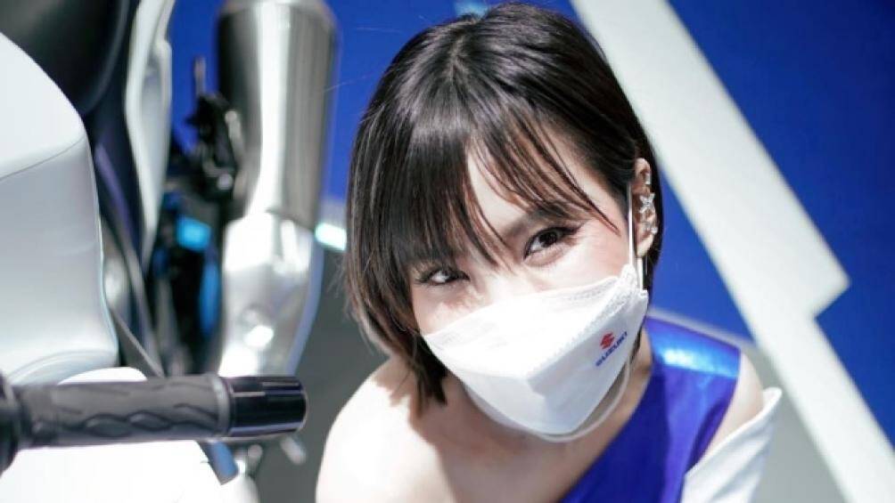 Bờ vai trắng tông xuyệt tông với màu trắng của siêu mô tô thần gió