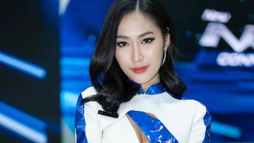 Người đẹp với gương mặt khả ái cùng đường cong bốc lửa