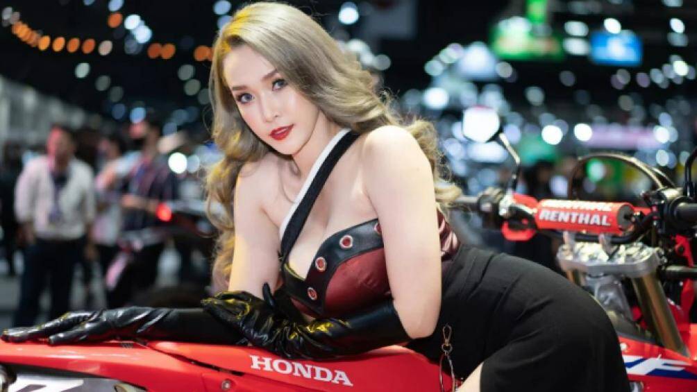 Người mẫu với thân hình tràn đầy sức sống